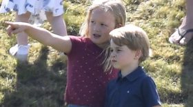 Le prince George se fait pousser par sa cousine, Kate Middleton le console
