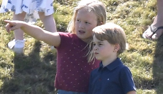 Le prince George se fait pousser par sa cousine, Kate Middleton le console