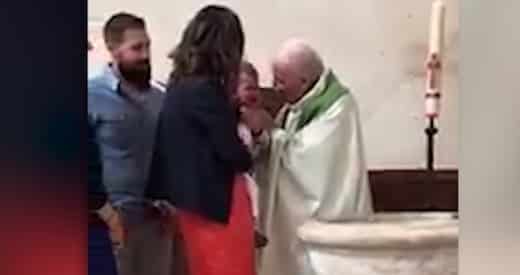 Un prêtre gifle un enfant un plein baptême