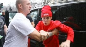 Justin Bieber se bat