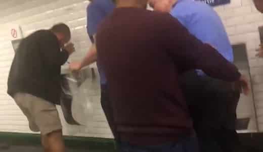 Des hommes aspergent les passagers d'un métro de gaz lacrymogène