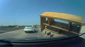 meuble bibliothèque autoroute accident