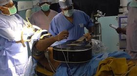 opération crâne ouvert cerveau joue guitare