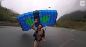 Il saute en parachute totalement nu...