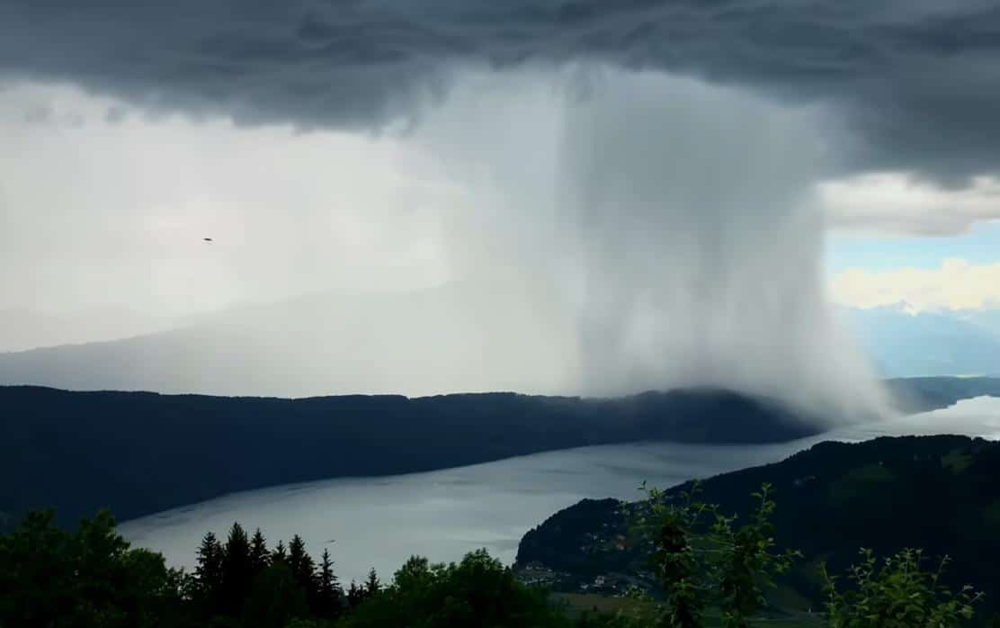 Une colonne de pluie se déverse sur un lac en Autriche