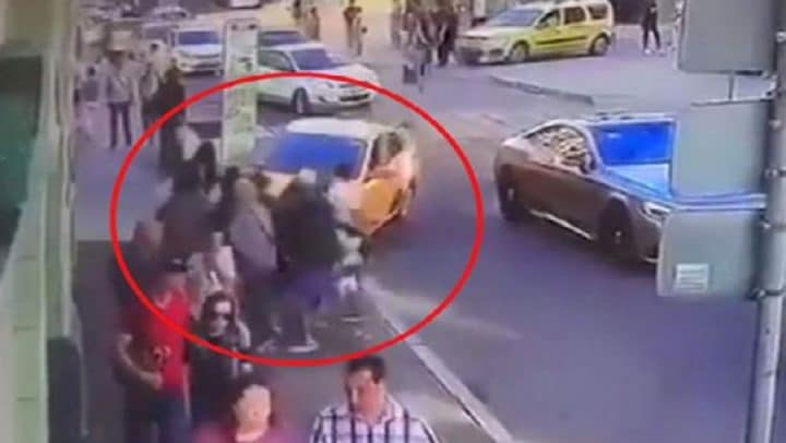 taxi fonce piétons écrase supporters coupe du monde