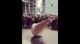 Une artiste danse dans une robe culbuto