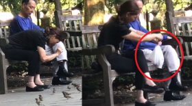 moineau attrapé en vol par une femme