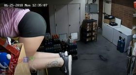 échappe à la police conduit d'aération toit cède
