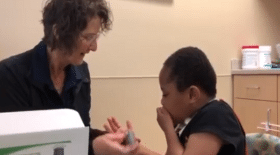 Un enfant parle avec un electrolarynx pour la première fois