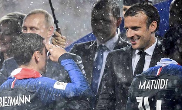 On sait ce qu'a dit Emmanuel Macron à Antoine Griezmann lors de la remise de la coupe