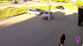 Il fonce dans un poteau en sortant d'un parking