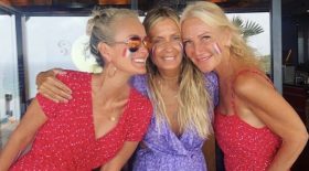 Laeticia Hallyday retrouve le sourire grâce à l'équipe de France