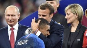 Si Emmanuel Macron porte ce bracelet, ce n'est pas pour encourager les Bleus
