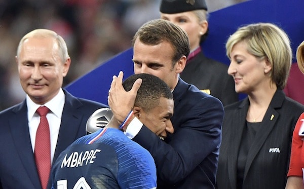 Si Emmanuel Macron porte ce bracelet, ce n'est pas pour encourager les Bleus