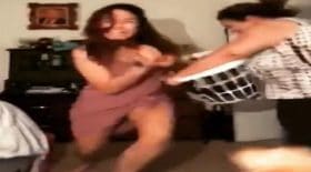 une maman surprend ses filles en train de twerker et leur donne une bonne leçon