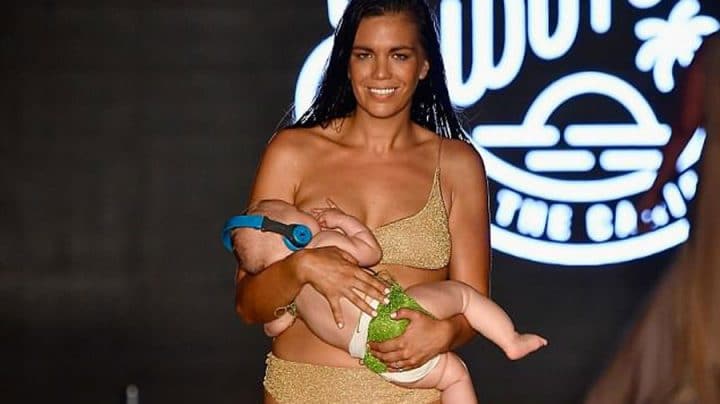 mannequin sports illustrated donne le sein bébé