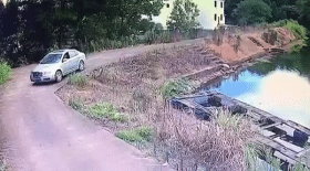 Une marche arrière près d'un étang