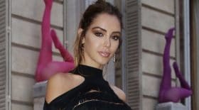 Nabilla sexy en robe transparente noire