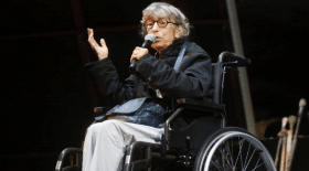 Anémone fait une apparition en fauteuil roulant