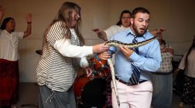 pasteur mordu par un serpent en plein sermon