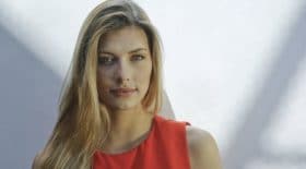 Camille Cerf draguée à la terrasse d'un café