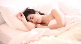 Ceux qui dorment du côté droit du lit seraient plus grognons que ceux qui dorment à gauche