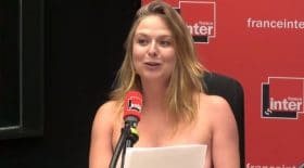 Constance seins nus à la radio