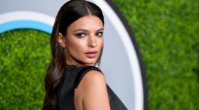 Emily Ratajkowski très sexy sur Instagram pour Coca-Cola