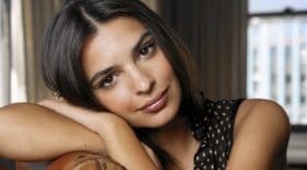 OUPS: Emily Ratajkowski dévoile un téton lors d'un repas au restaurant
