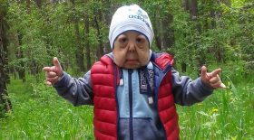 enfant qui ressemble à un vieillard