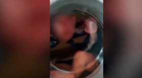 Il enferme un enfant dans une machine à laver