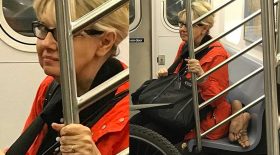 femme s'assied sur un sdf dans le métro new-yorkais