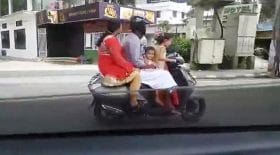 enfant dirige scooter