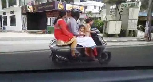 enfant dirige scooter