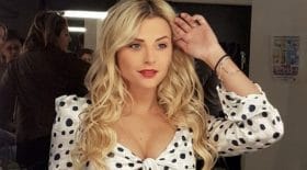 Kelly Vedovelli sexy en bikini