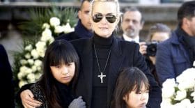Laeticia et Joy se recueillent sur la tombe de Johnny