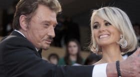 Laeticia se fait tatouer pour Johnny