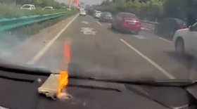 Le smartphone de cette femme implose dans sa voiture 