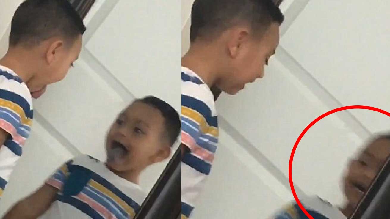 Terrifiant Une Maman Capte Le Moment Ou Le Reflet Dans Le Miroir Anticipe Les Mouvements De Son Fils