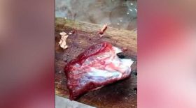 morceau de viande bouge tortille étal boucher
