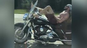 motard allongé moto torse nu pieds nus