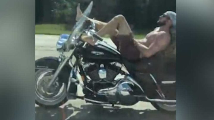 motard allongé moto torse nu pieds nus