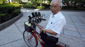 smartphones pokémon go vieil homme