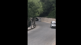 Une poubelle percute des voitures