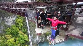 touriste chinoise parle pas anglais saut à l'élastique