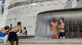 touristes nus fontaine italie altare della patria