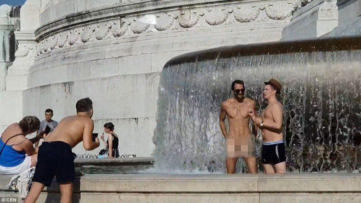 touristes nus fontaine italie altare della patria