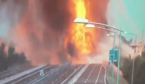 un camion citerne prend feu et explose