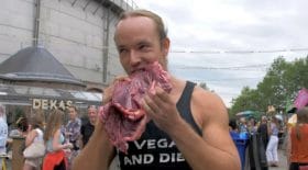 Il mange de la viande lors d'un festival vegan